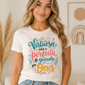 Camiseta cristã feminina bege com frase Virtuosa não é perfeita é guiada por Deus design colorido